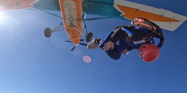 Un élève apprend la chute libre au dessus de chalon sur saone. C'est son dernier saut en parachute accompagné dans le ciel de saone loire